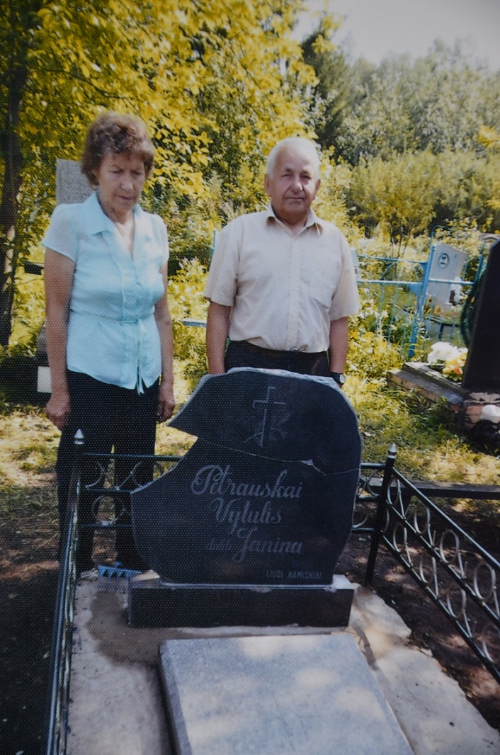 Vladas Petrauskas ir jo sesuo Petrutė Martinkuvienė prie savo tėvo Vytalio Petrausko kapo Sibire, Irbej miesto kapinėse, praėjusių metų rugpjūtį
