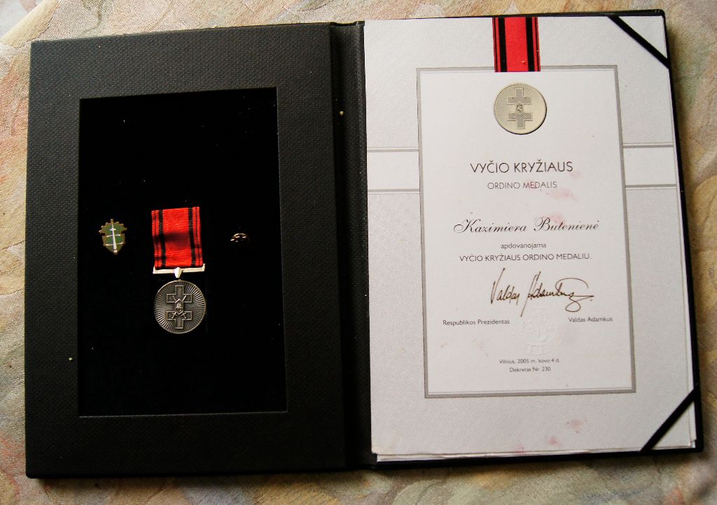 2005-aisiais K. Butenienės ryžtą didvyriškai ginti Lietuvos laisvę įvertino Prezidentas V. Adamkus – apdovanojo plungiškę Vyčio kryžiaus ordino medaliu.