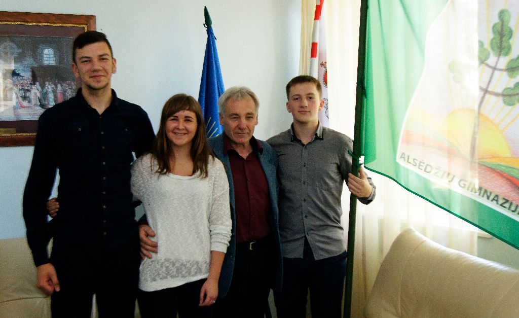 Direktorius Leonas Mockūnas su aktyvistais (iš kairės) Robertu Dobilu, Deimante Tomkute ir Jonu Mockūnu