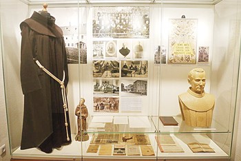 Kretingos pranciškonams ir Jurgiui Pabrėžai skirtas stendas Kretingos muziejuje