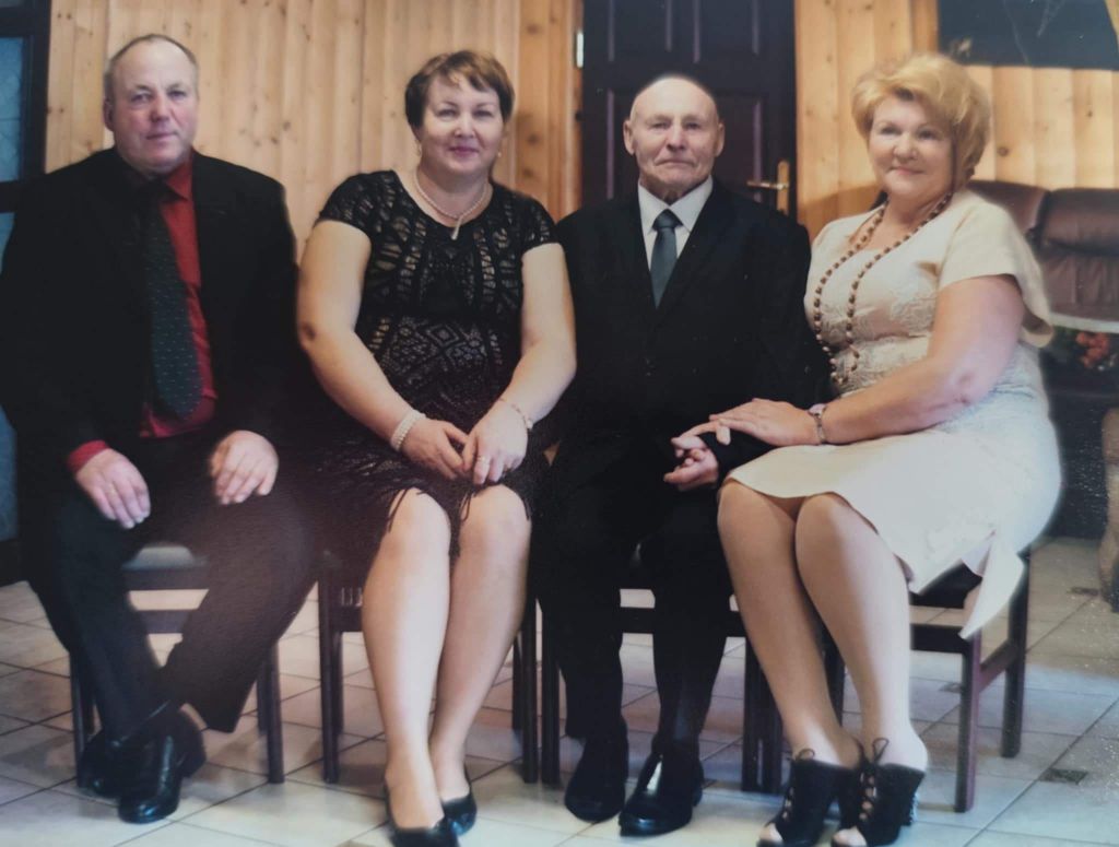 P. Momkevičius su dukromis ir sūnumi savo 85-erių metų sukakties proga.