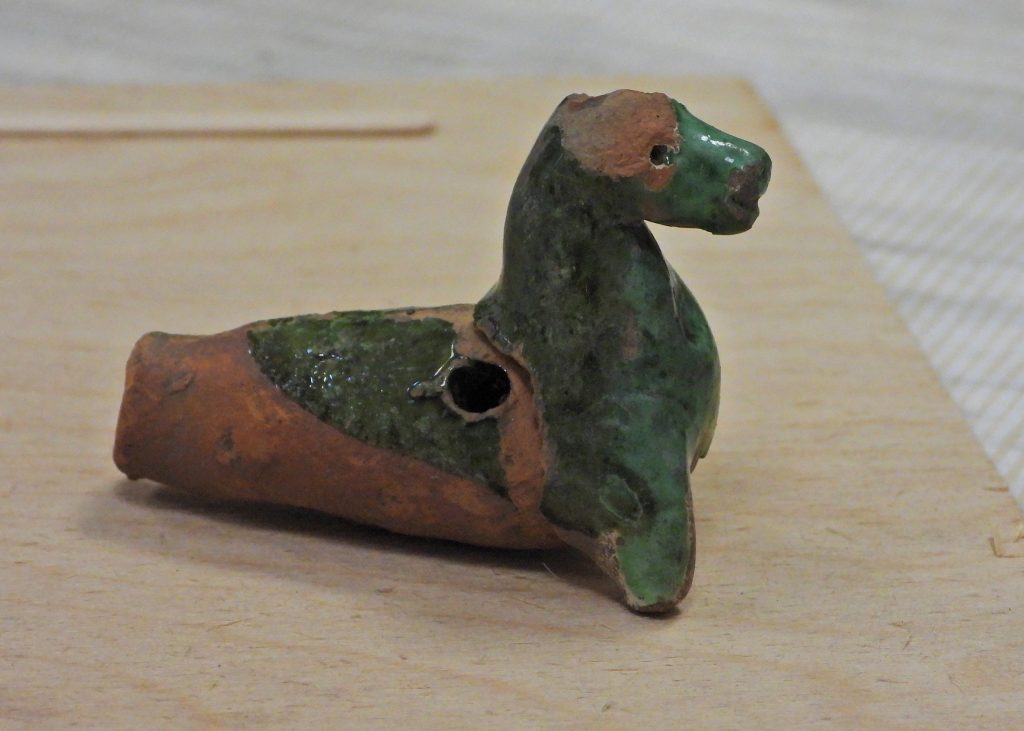 Apuolės archeologinių kasinėjimų metu rasta švilpynė.